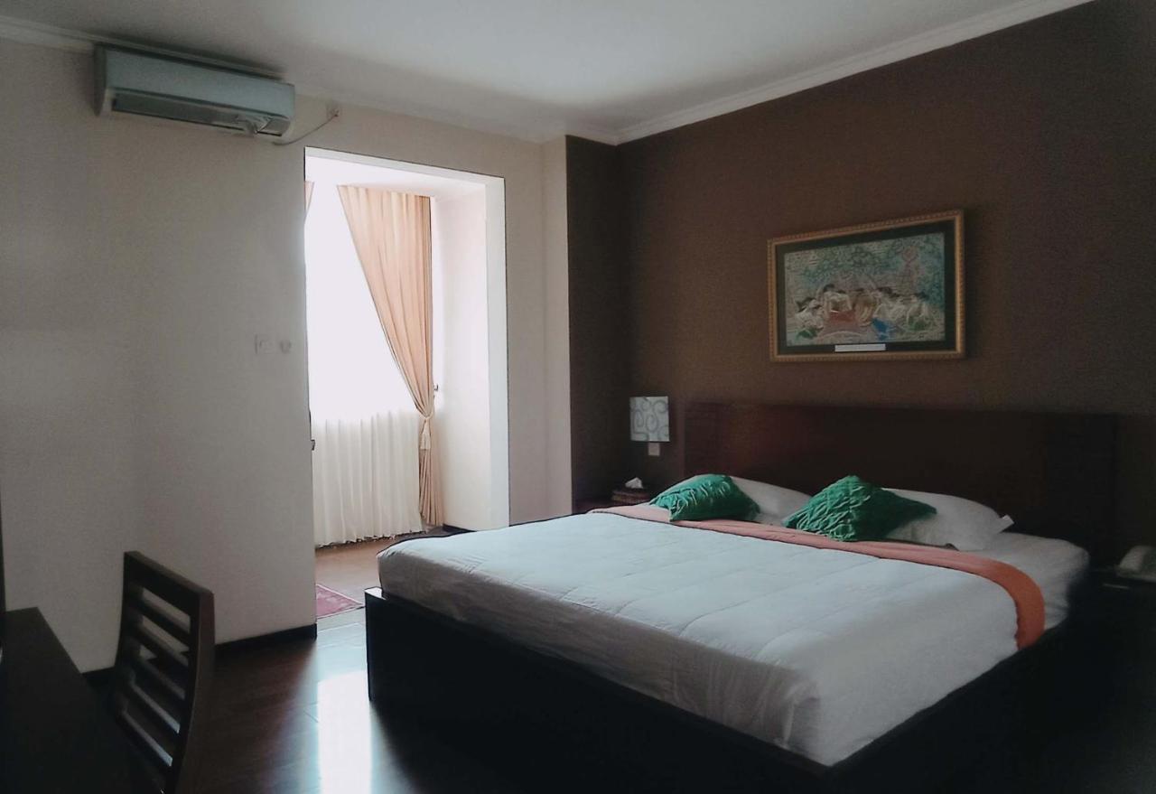 Helios Hotel Malang Exterior photo