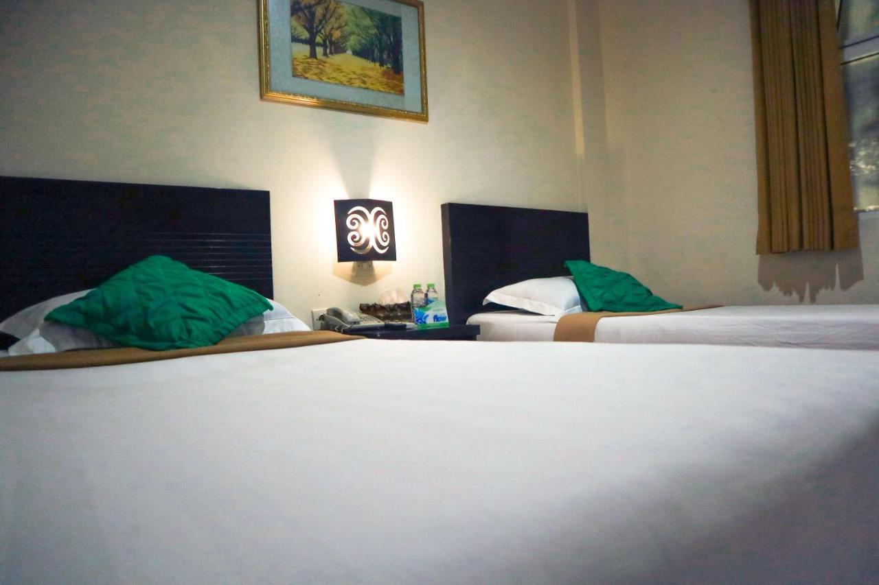 Helios Hotel Malang Exterior photo